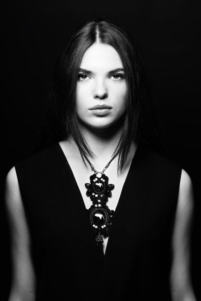 美丽的女人与花哨的项链工作室肖像图片下载