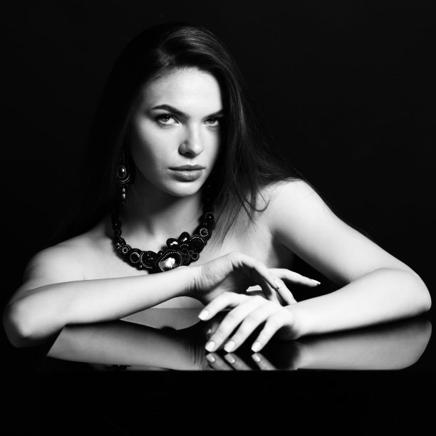 美丽的女人与花哨的项链和耳环工作室肖像图片下载