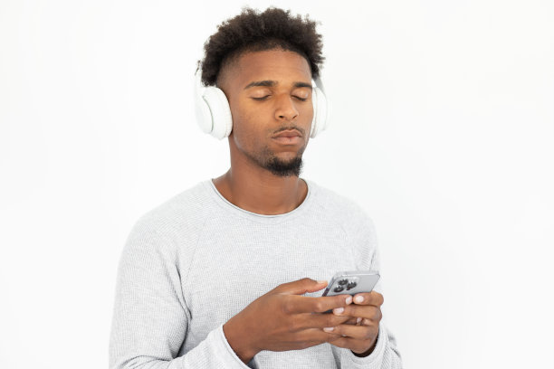 冷静的非裔美国人正在用智能手机听音乐图片下载