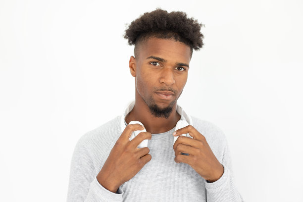 戴着耳机的自信非裔美国人肖像图片下载