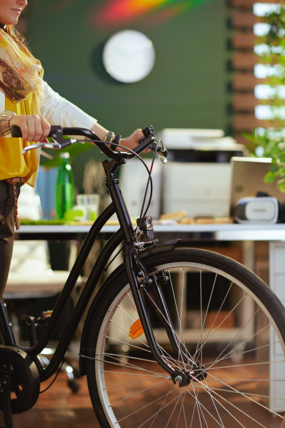 时髦的商业女性在生态办公室图片下载