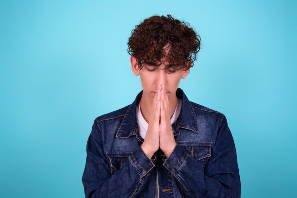 一个年轻有魅力的人的情绪。图片下载