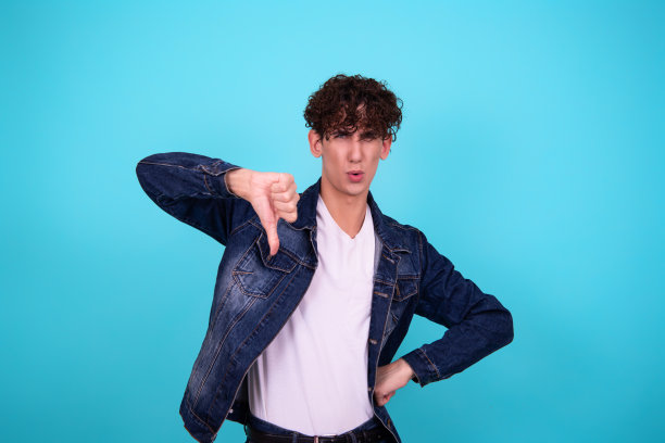 一个年轻有魅力的人的情绪。图片下载