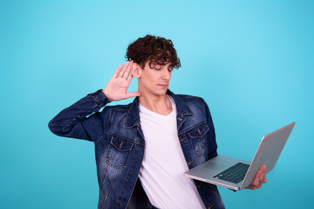 带着笔记本电脑的快乐有趣的学生。图片下载