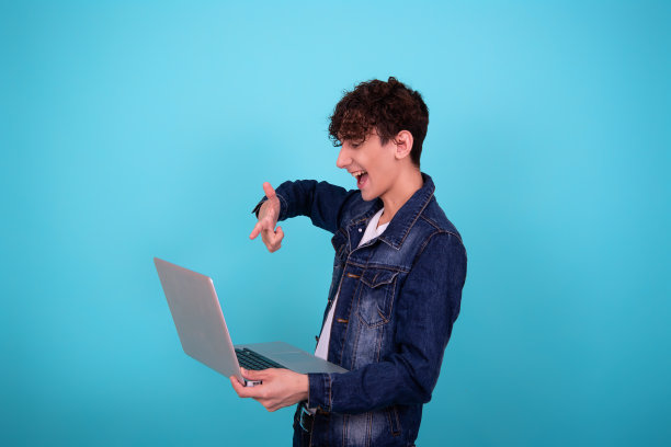 带着笔记本电脑的快乐有趣的学生。图片下载