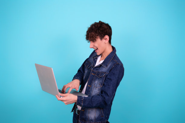 带着笔记本电脑的快乐有趣的学生。图片下载