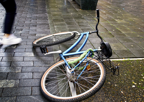 摔倒的自行车-荷兰阿姆斯特丹图片下载