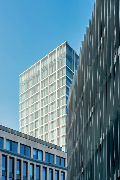 仰望市中心现代化的办公大楼图片下载