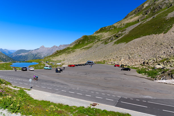 美丽的风景全景山与山湖在瑞士山口Sustenpass在一个阳光明媚的夏天。图片下载