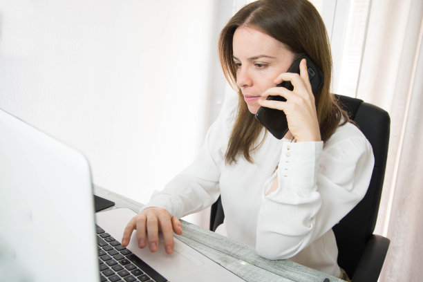 自信的商业女性在她的办公室在笔记本电脑上工作。- - -库存图片图片下载