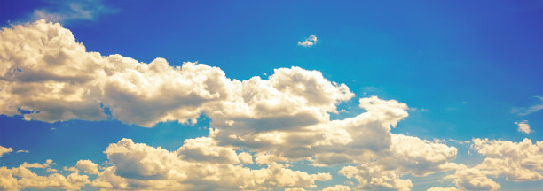 蓝天白云。蓝天上的日落。夏天的天空。横幅图片下载