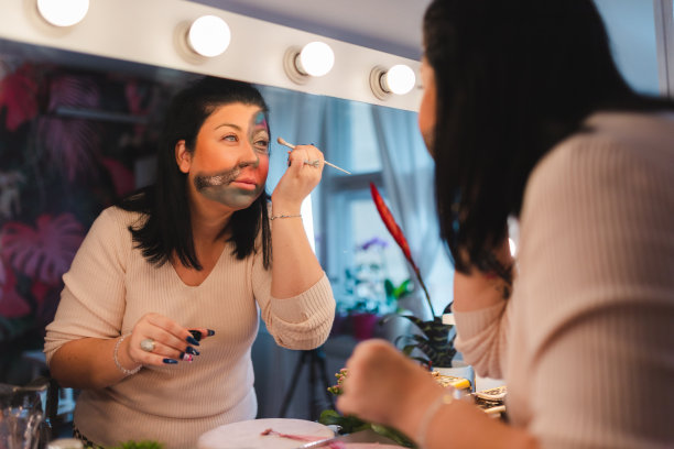 一个女化妆师为万圣节化妆的特写图片下载