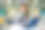 女商人在图书馆用笔记本电脑工作，手里拿着一杯咖啡图片下载