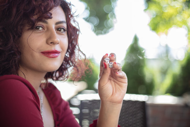 女人拿着骰子图片下载