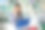 一名妇女在图书馆用笔记本电脑搜索信息图片下载