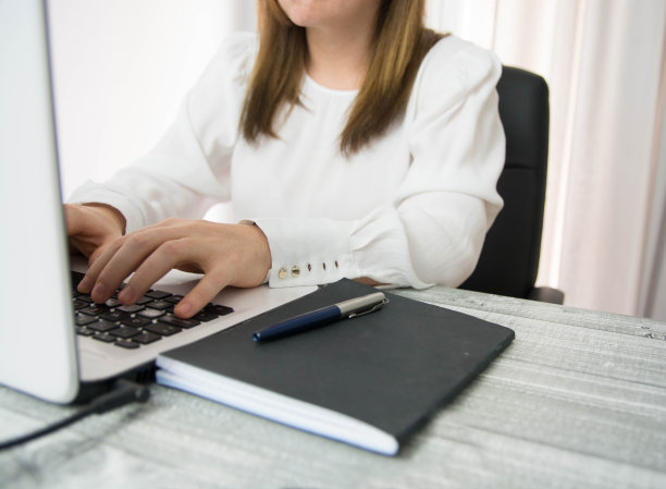 自信的商业女性在她的办公室在笔记本电脑上工作。- - -库存图片图片下载