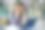 一名妇女在图书馆用笔记本电脑搜索信息图片下载