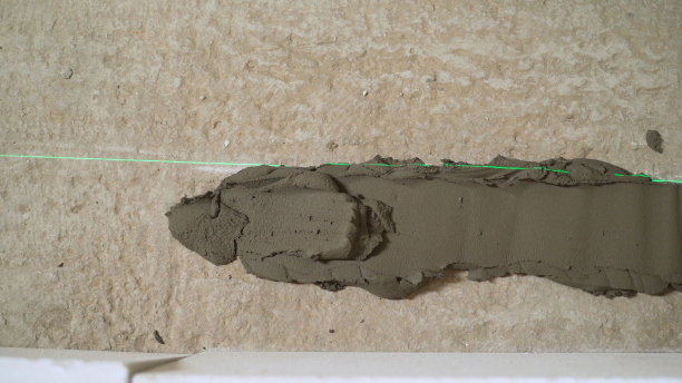 胶水溶液在地板上。筑墙用的地面灰泥特写。在地板上涂砂浆，以便安装砌块。图片下载