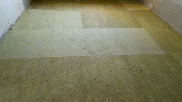 在建筑工地翻新期间，棉纤维矿物棉在公寓地板上隔热。一间地板上堆着玻璃棉的房间。新公寓的地板上有玻璃棉。图片下载