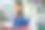 一名妇女在图书馆用笔记本电脑搜索信息图片下载