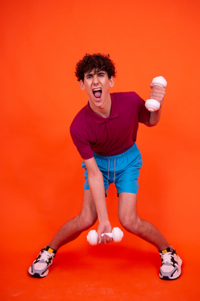 有趣的健身。运动和健康的生活方式。图片下载