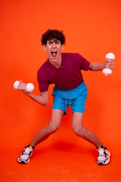 有趣的健身。运动和健康的生活方式。图片下载