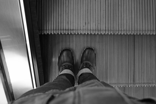 牛仔牛仔裤和短靴。图片下载