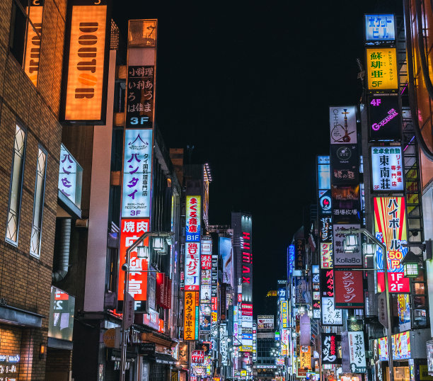 东京夜晚的街道图片下载