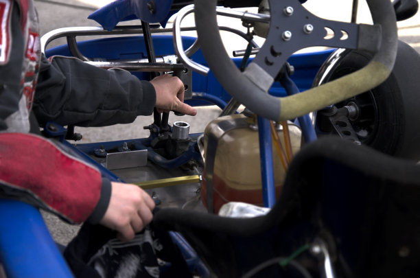 一个孩子准备一辆卡丁车比赛图片下载