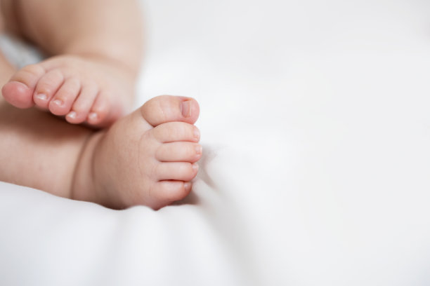 宝宝的脚互相爱抚的特写照片。图片下载