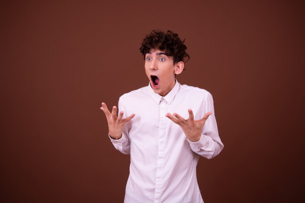 一个有魅力的男人有不同的情感。图片下载