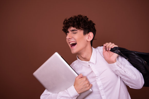 快乐和愤怒。有趣的家伙带着笔记本电脑。图片下载