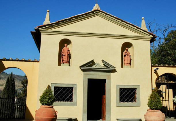 在佛罗伦萨切尔托萨修道院的院子里图片下载