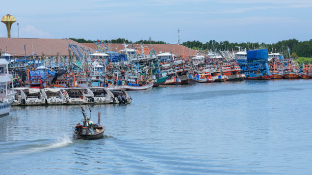 泰国普吉岛林欣码头的渔船和捕虾船。渔船停泊在港口。图片下载