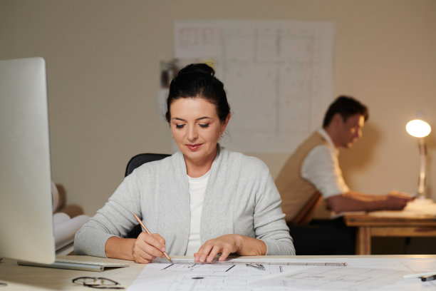 工程师检查建筑图纸图片下载