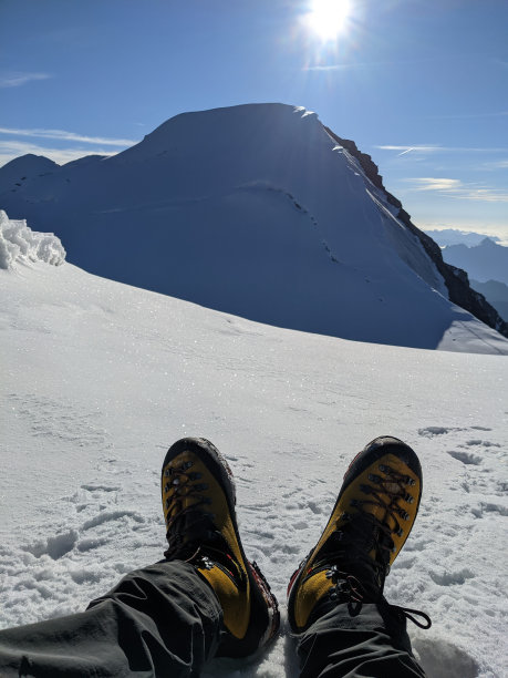 在大康宾山上登山。山顶的美景，有许多冰川和山脉。欧洲阿尔卑斯山的高海拔旅游。Valais瑞士。高质量的照片图片下载