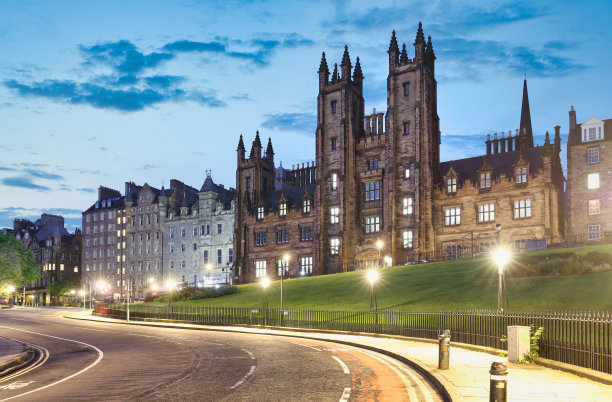 爱丁堡老城的街丘与新学院、苏格兰大学的夜景图片下载