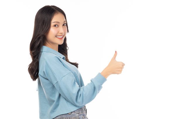 微笑美丽的年轻女子显示拇指孤立在白色背景工作室年轻快乐有趣的亚洲女孩看着相机显示拇指手势与微笑的脸美丽的女士感觉幸福图片下载