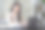 有吸引力的美丽的亚洲商业女性在办公室桌上的笔记本电脑上工作。图片下载