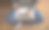 女人坐在木地板上，享受着一杯咖啡，在笔记本电脑上工作图片下载