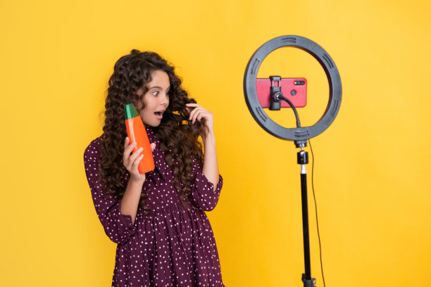 震惊的孩子长卷头发制作视频博客举行洗发水图片下载