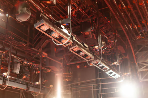 剧院聚光灯和后台设备图片下载