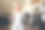 运动的中年金发女人在健身房举哑铃图片下载