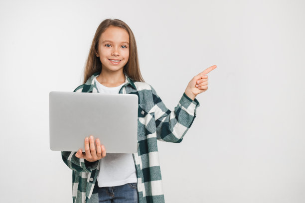 聪明的白人年轻前十几岁的少女女学生使用笔记本电脑的社交媒体，在线电子学习电子商务指向在白色背景隔离的copyspace图片下载