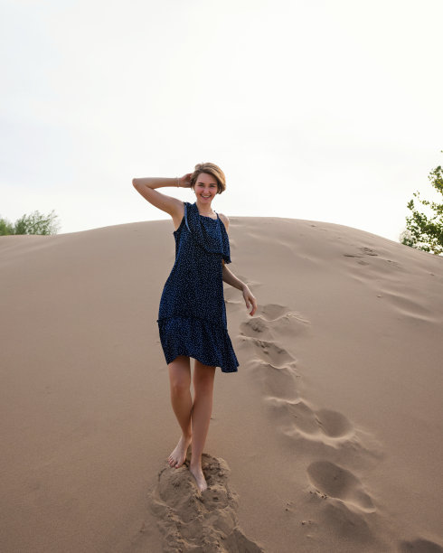 浪漫的女孩摆沙丘图片下载