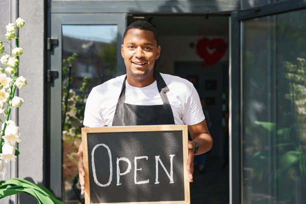 在商店的入口处，那家伙把板子打开图片下载