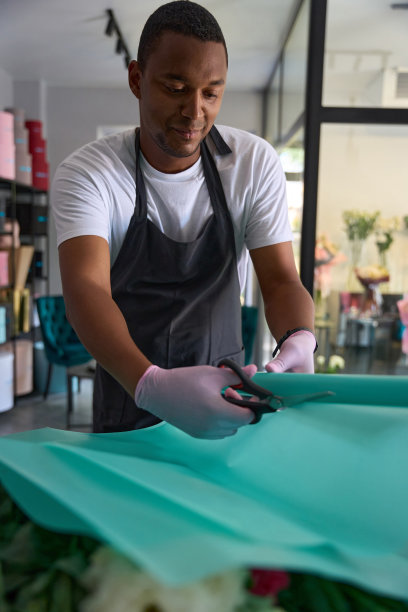 戴手套的非裔美国人剪包装纸图片下载