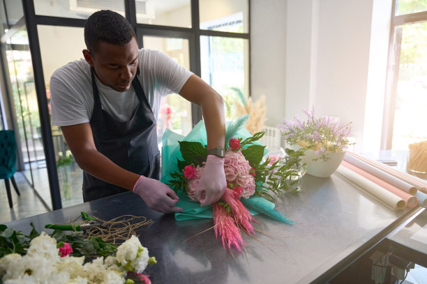 成年男子收集一大束花图片下载