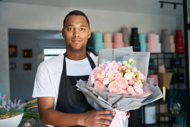 拿着花看镜头的人图片下载