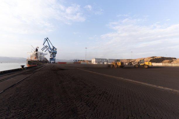 空左舷广场和吊车图片下载